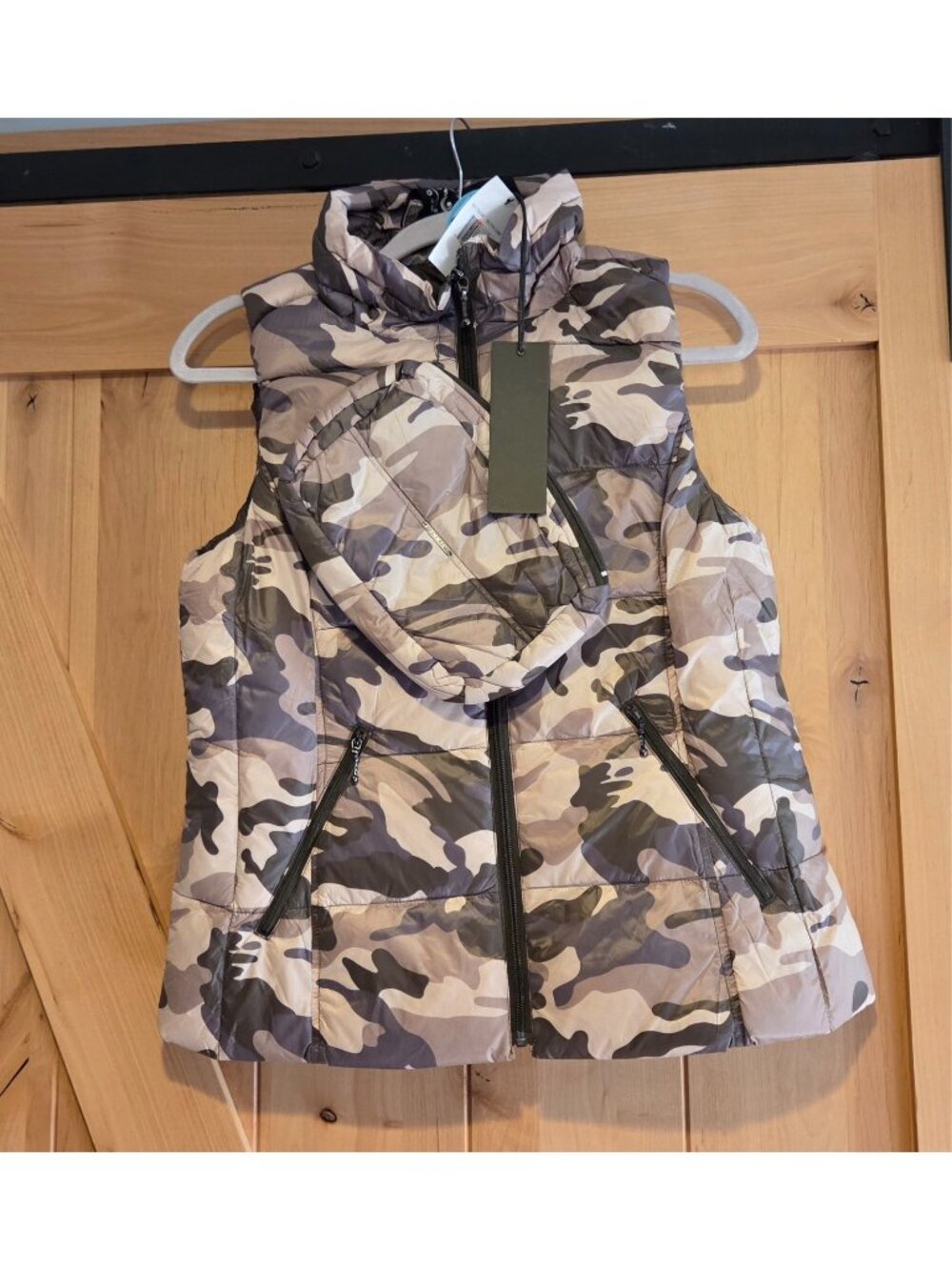 New! My Anorak Size M Beige Camo Down Vest Packable Weighs Less than 1 lb *HOLE*